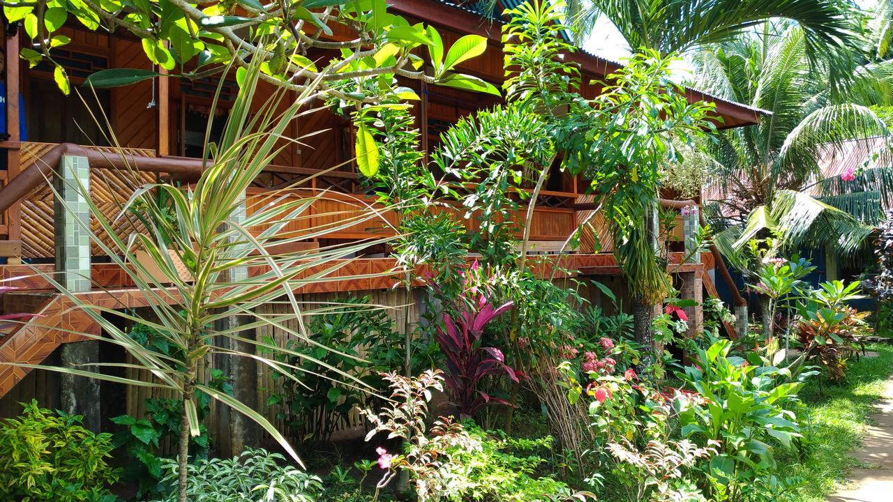 Panorama Backpackers Bunaken Exterior foto